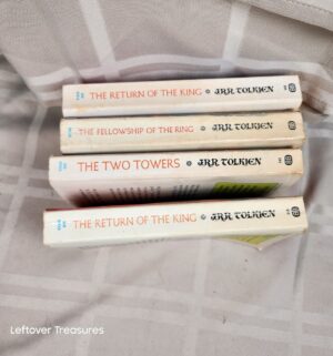 o43- 1960s paperback set of J.R.R. Tolkien's The Lord of the Rings trilogy - Image 2
