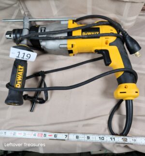 o119- Dewlat 1/2in VSR Hammer Drill. Works - Image 1