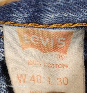 o140- Levis Jeans & V Neck Shirt - Image 3