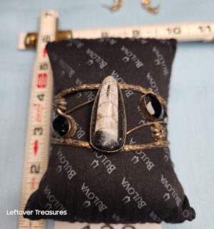p136- Antique Oxyn & Green Stone Silver Tone Bracelet