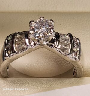 p141- clear solitare stone fashion ring