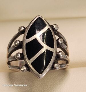p151- vintage Navajo-style Ring .925 sterling silver. geometric black onyx inlay