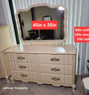 q35- Bassett 6 Drawer Dresser w/ Mirror. Great Condition