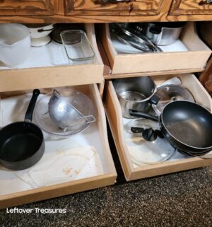 q66- cookware in drawers