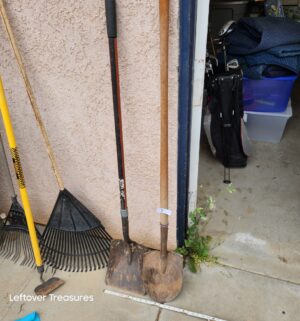 r8- 2 Rakes, Garden Hoe