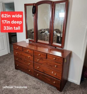 r38- 10 Drawer Dresser w/ Tri-fold mirror. Great condition