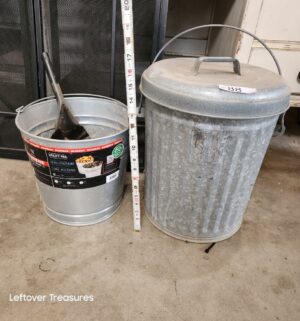 r88- Sm trash can, bucket w/ scoop