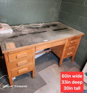 s22- Antique Tiger Oak Executive Desk. Great condition