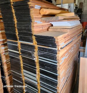 s177- Cedar or Pine Shelving Planks. 280 pieces. Pallet Jacks available to use - Image 4