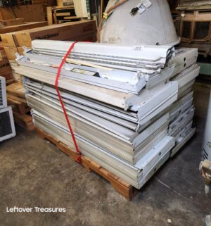 s201- pallet of light fixtures