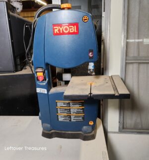 s210- Ryobi 9 in Band saw. Powers on
