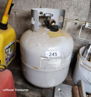s245- propane tank w/ gas