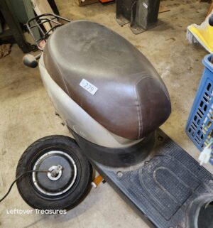 s279- Electric Moped. No charger, no paperwork, no key. 1st auction buyer could not arrange transport. - Image 3