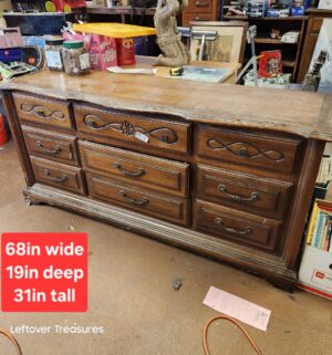 s424- vintage century 9 drawer dresser
