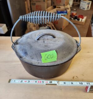 s602- lodge cast iron pot