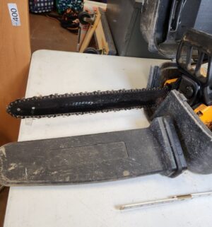 s638- poulan pro 42cc chainsaw. Ran briefly. Oil leaked from bottle - Image 3