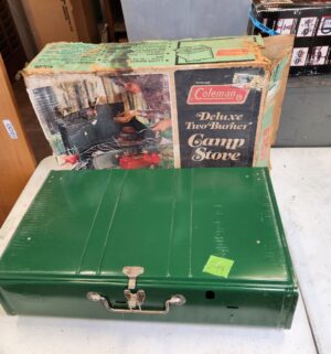 s644- vintage coleman deluxe two burner camp stove