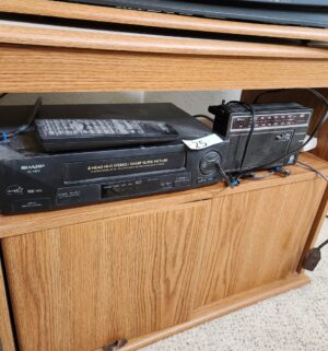 t25- Sharp VCR. Powers on. Sm stereo.