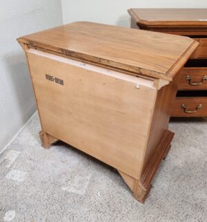 t32- Pair of Sumter Night Stands. Excellent Condition - Image 4