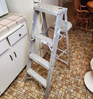 t51- 4 foot step ladder
