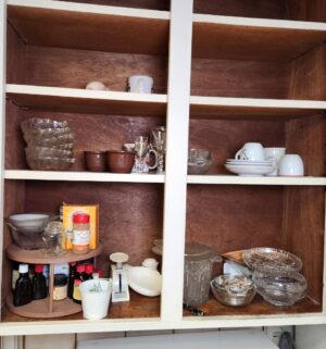 t54- All contents in kitchen cabinets - Image 3