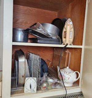 t54- All contents in kitchen cabinets - Image 4