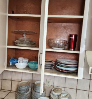 t54- All contents in kitchen cabinets - Image 5
