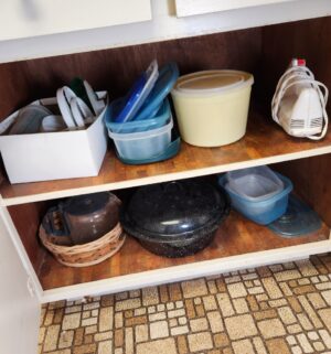 t54- All contents in kitchen cabinets - Image 6