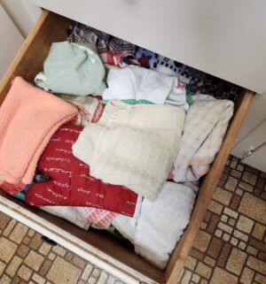 t55- All contents of kitchen drawers - Image 3