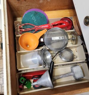 t55- All contents of kitchen drawers - Image 4