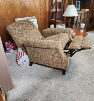 t40- Recliner Arm Chair. Very Good Shape for being used. - Image 3