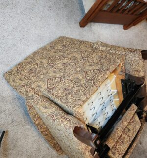 t40- Recliner Arm Chair. Very Good Shape for being used. - Image 5