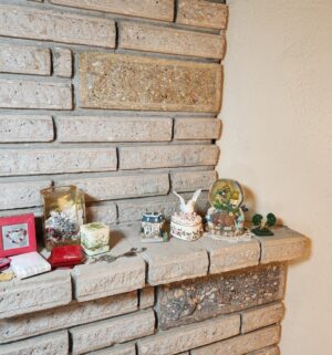 t77- items on the mantle - Image 3