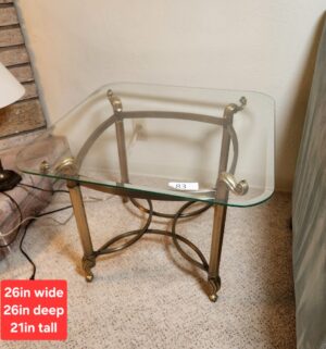 t83- vintage Hollywood Regency style oval brass and glass end table
