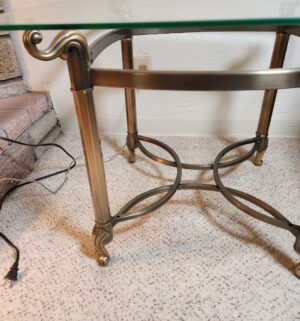 t83- vintage Hollywood Regency style oval brass and glass end table - Image 3