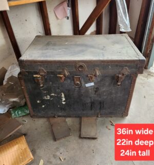 t97- large vintage trunk. Broken lid
