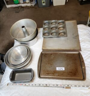 t125- vintage bakeware