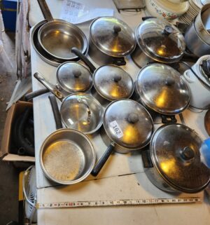 t162- Vintage Lo heet stainless cookware set