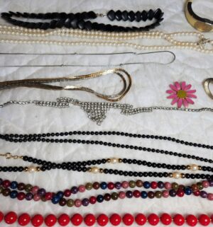 t166- Vintage Costume jewelry collection - Image 3