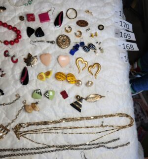t166- Vintage Costume jewelry collection - Image 5