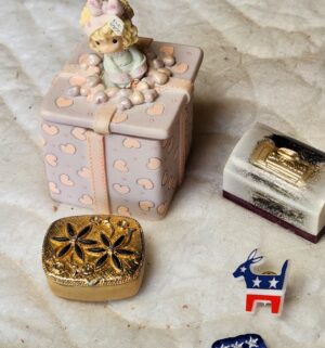t199- vintage political pin collection, other collectibles - Image 4