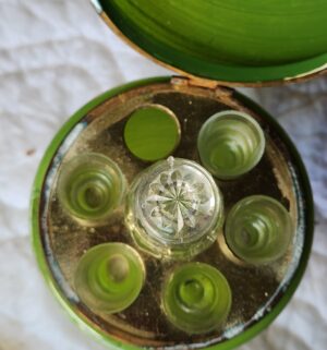 t216- vintage green glass egg-shaped samovar or trinket box set containing a small decanter and matching shot glasses - Image 3