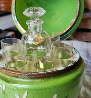 t216- vintage green glass egg-shaped samovar or trinket box set containing a small decanter and matching shot glasses - Image 4