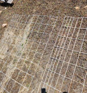 u25- 2 Sections of thick gauge fencing - Image 3