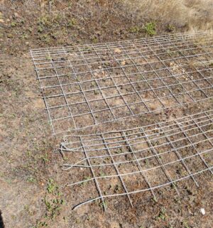 u25- 2 Sections of thick gauge fencing - Image 4