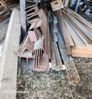 u66- metal pipes, various iron/metal on rack. Some are 16ft long - Image 3