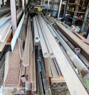 u66- metal pipes, various iron/metal on rack. Some are 16ft long - Image 4