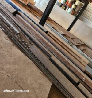 u66- metal pipes, various iron/metal on rack. Some are 16ft long - Image 9