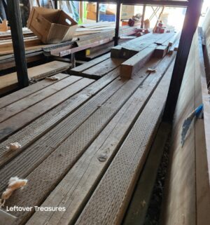 u67- (See Video) Wood Posts and other wood. 8ft to 20ft long - Image 4