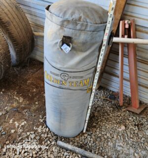 u82- Everlast punching bag. Sm tears seen